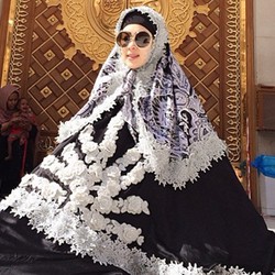 Lebaran di Mekkah, Syahrini Cuek dengan Komentar di Media Sosial