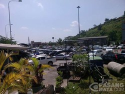 Antrean Mobil di Rest Area Mengular Hingga Jalan Tol, Lalin Cipularang Macet