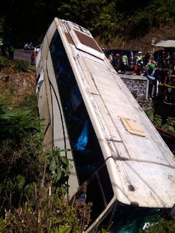 Ini Penampakan Bus Pariwisata yang Terperosok di Tanjakan Si Emen
