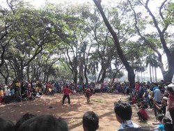 Ramai-ramai Menyaksikan Atraksi Kuda Lumping di Monas