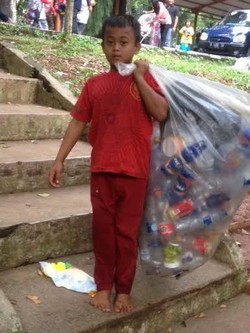Pemulung Cilik ini Mendulang Berkah dari Ramainya Pengunjung Ragunan