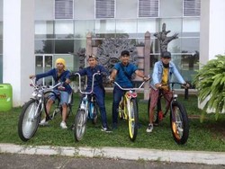 Komunitas Low Rider Kayuh Sepedanya Tamasya Keliling TMII