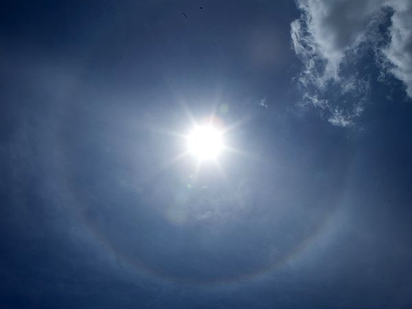 Matahari Halo Hiasi Langit Manado