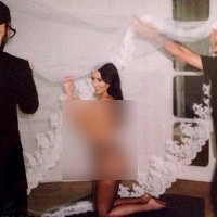 Kim Kardashian Topless dalam Foto Ucapan Selamat Ulang Tahun