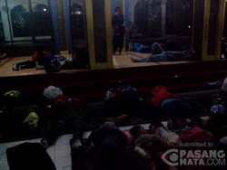 Lelah Karena Macet, Para Pemudik ini Terkapar di Masjid di Subang