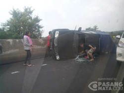 Minibus Tabrak Pembatas Jalan di KM 83 Tol Cipularang, Lalin Arah Jakarta Macet