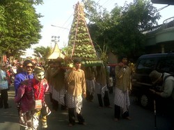 Warga Yogya Kirab Gunungan dan Perebutkan Ribuan Ketupat