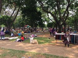 Tak Kapok Razia Satpol PP, PKL Tetap Buka Lapak di Monas Demi Perut