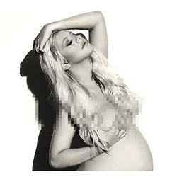 Lagi, Christina Aguilera Tampil Tanpa Busana Saat Hamil Tua