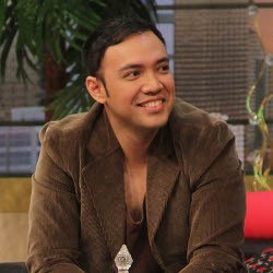 Lebaran, Sandy Tumiwa Cium Lagi Kaki Ibunya