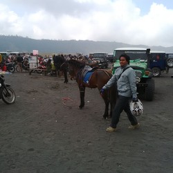 Libur Lebaran Berkah bagi Pemilik Rental Jip Gunung Bromo