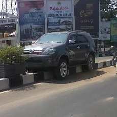 Pulang Mudik, Fortuner Nangkring di Atas Pembatas Jalan