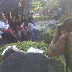 Pengunjung KBS Meluber, Tukang Foto Kebanjiran Rezeki