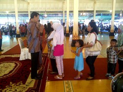 Ribuan Warga Antre Salaman dengan Sultan HB X