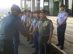 Panglima TNI Bersalaman dengan Ribuan Prajurit di Cilangkap