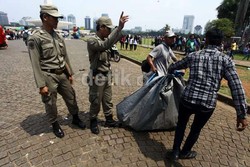 Ahok: Satpol PP Akan Kita Senjatai Pakai Pistol Berpeluru Tajam