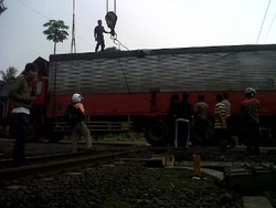 Ini Penampakan Truk Patah As di Tengah Rel dan Ganggu Kereta di Purwokerto