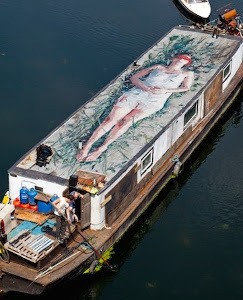 Lukisan Wanita Tertidur di Atap Perahu