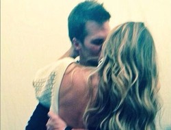 Ciuman Mesra Gisele Bundchen di Hari Ulang Tahun Sang Suami