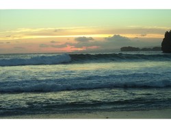 Ketika Sang Ombak Beradu Dengan Sang Surya