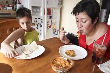 Mengintip Keseharian Linda dan Timmy, Ibu Anak yang Terlahir Tanpa Tangan