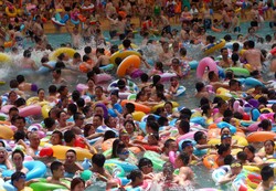 Astaga! Saat Liburan, Kolam Renang di China Sepenuh Ini