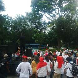 Ratusan Pendukung Prabowo Demo di MK, Tuntut Hakim Netral