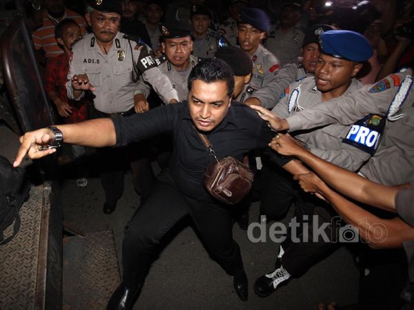 Polisi Bubarkan Aksi Tiga Aktivis Progres 98