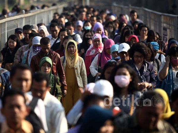 KRL Kembali Dipadati Penumpang