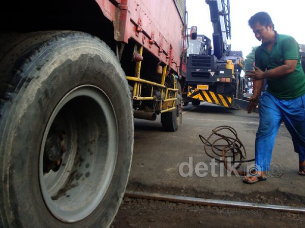 Truk Patah AS Roda di Perlintasan KA