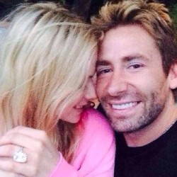 Setahun Pernikahan, Avril Lavigne Pamer Kado Cincin Berlian 17 Karat