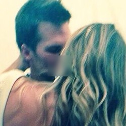 Suami Ultah, Gisele Bundchen Unggah Foto Intim
