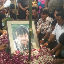 Mamiek Prakoso Dikebumikan di Samping Makam Ibunda