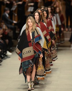 Selimut Jadi Tren Outer Terbaru, Dipakai Cara Delevingne dan Olivia Palermo