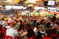 Mengapa Kini Orang Malaysia Lebih Sering Makan di Restoran daripada di Rumah?