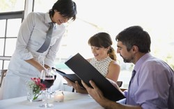 Menu Makanan yang Dideskripsikan dengan Detil Lebih Menarik Pengunjung Restoran