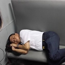 Ini Foto Bos KAI Meringkuk di Kereta Ekonomi yang Dipuji Dahlan Iskan