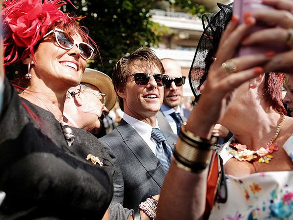 Asyiknya Selfie Bareng Tom Cruise