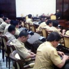 Risma Kumpulkan Seluruh Camat untuk Data Pendatang Baru