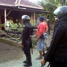 Tangkap Pelaku Pengrusakan Mobdin, Ratusan Polisi Diterjunkan ke Kampung Petasan