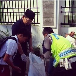 Selfie dengan Ridwan Kamil, Anak SD Disuruh Pungut Sampah Dulu