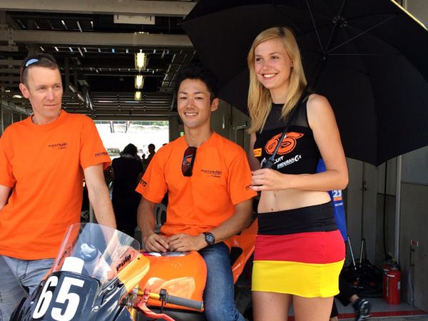 Seksinya Gadis Payung di Suzuka