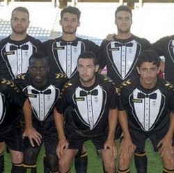 Klub Divisi Tiga Spanyol Curi Perhatian dengan Jersey Tuksedo