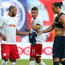 Ketika Ibra Menengahi Dua Pemain Lawan yang Rebutan Kausnya