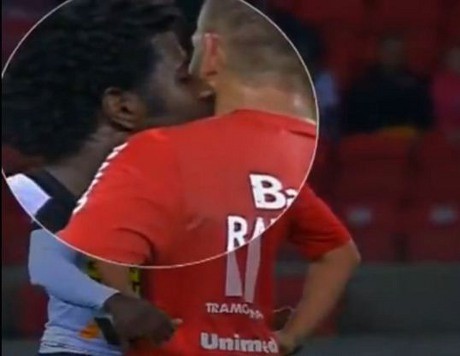Pesepakbola Ini Redam Emosi Lawan dengan Kecupan