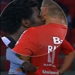 Pesepakbola Ini Redam Emosi Lawan dengan Kecupan
