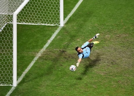 Ingin Jadi Kiper Nomor Satu, Navas Siap Kerja Keras