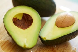 Madu dan Alpukat, Pelembap Alami untuk Kulit Wajah Mulus (1)