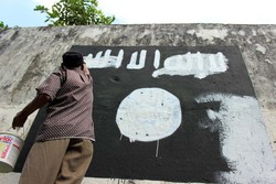 Warga Solo Hapus Mural Lambang ISIS