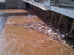 Meski Sudah Masuk Kemarau, Sungai Ciliwung Masih Meluap